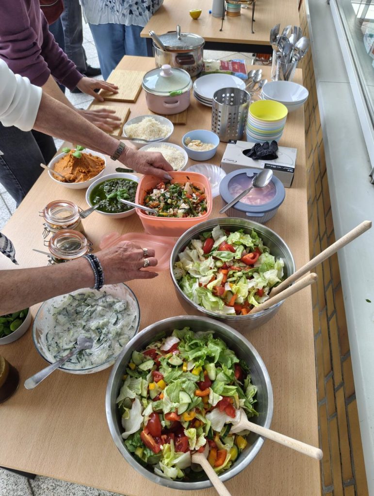 Menschen am Buffet
