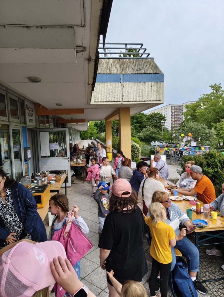 Volle Ladenzeile bei der Langen Tafel der Nachbarschaft
