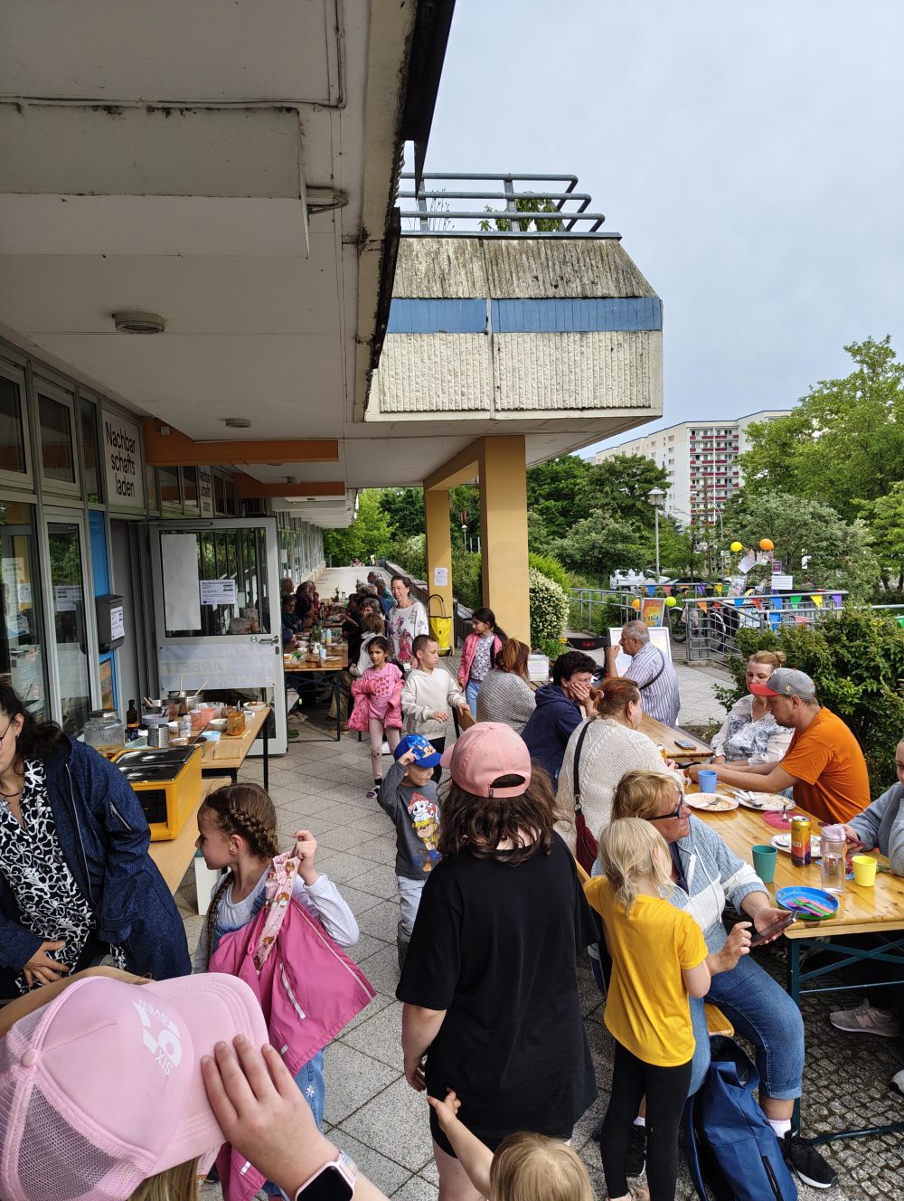 Volle Ladenzeile bei der Langen Tafel der Nachbarschaft