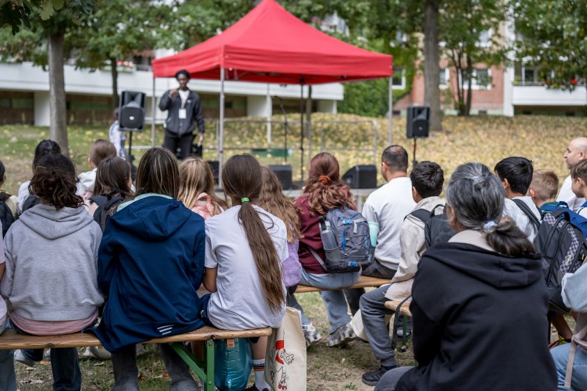 MLG 2590 Schülis vor Bühne